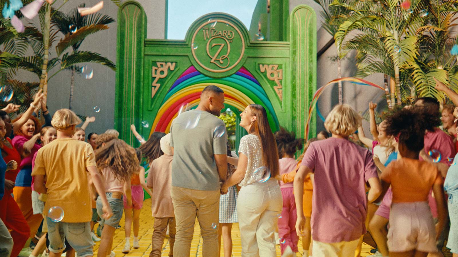 Small crowd at the entrance of the Wizard of Oz experience at Village theme parks