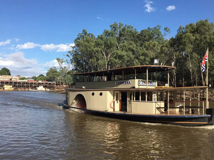 Paddlesteamer going don the Murray River