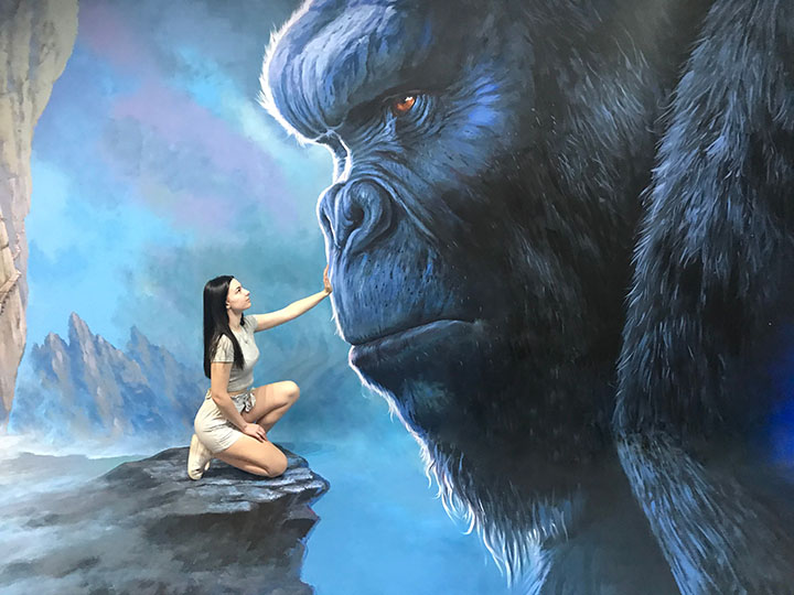 Image of girl posing with 3D gorilla image at ArtVo Melbourne.