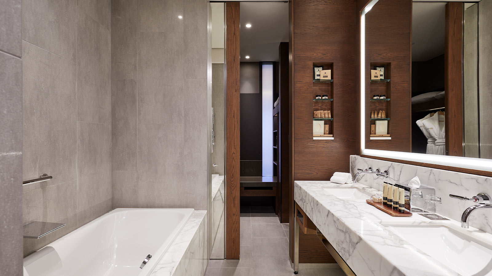 City club executive king bathroom.