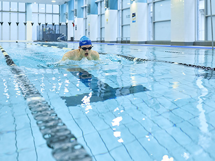 A man swimming in the indoor pool at RACV City Club.