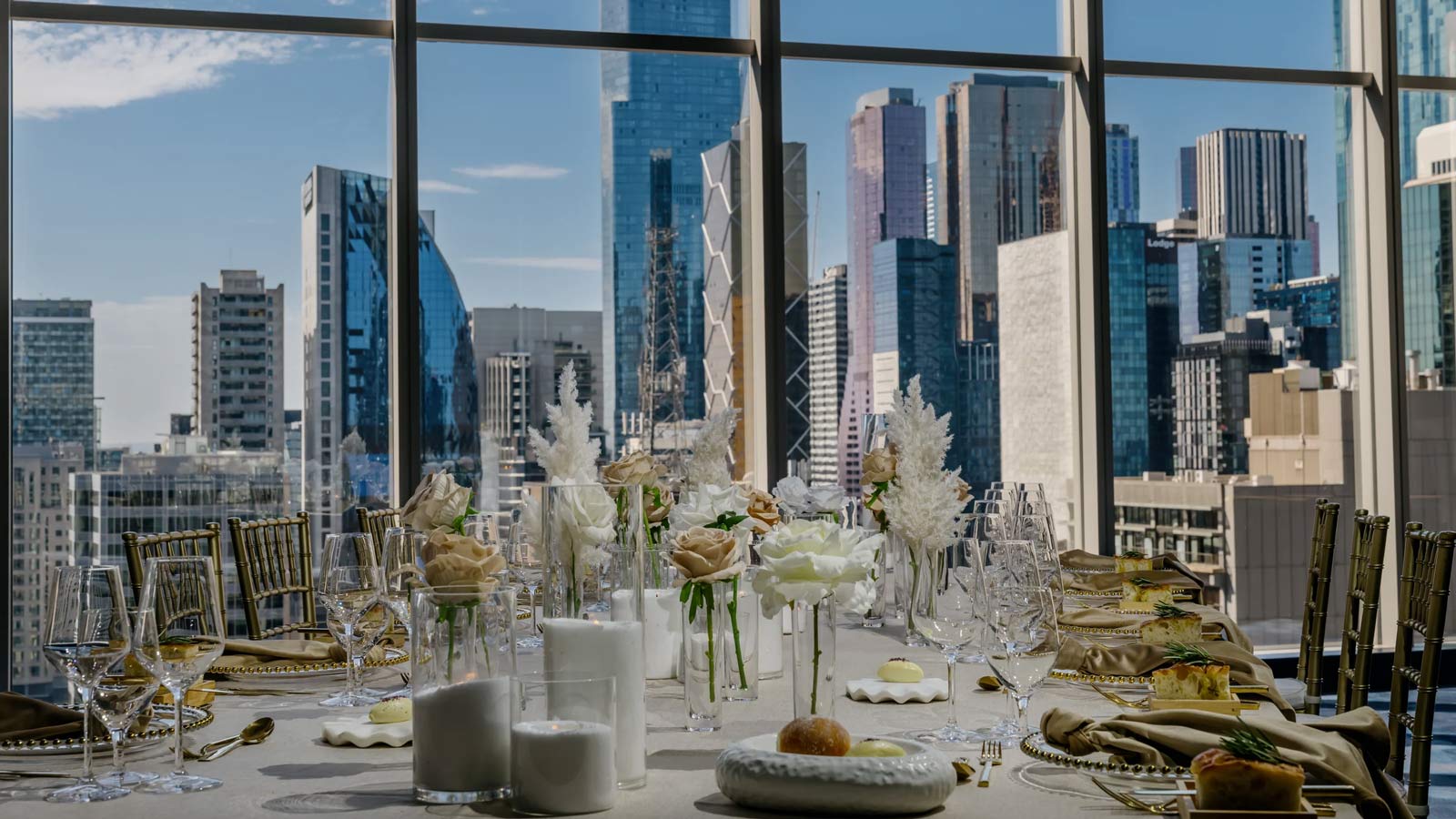 Grand table setting for a wedding with the skyline in the background
