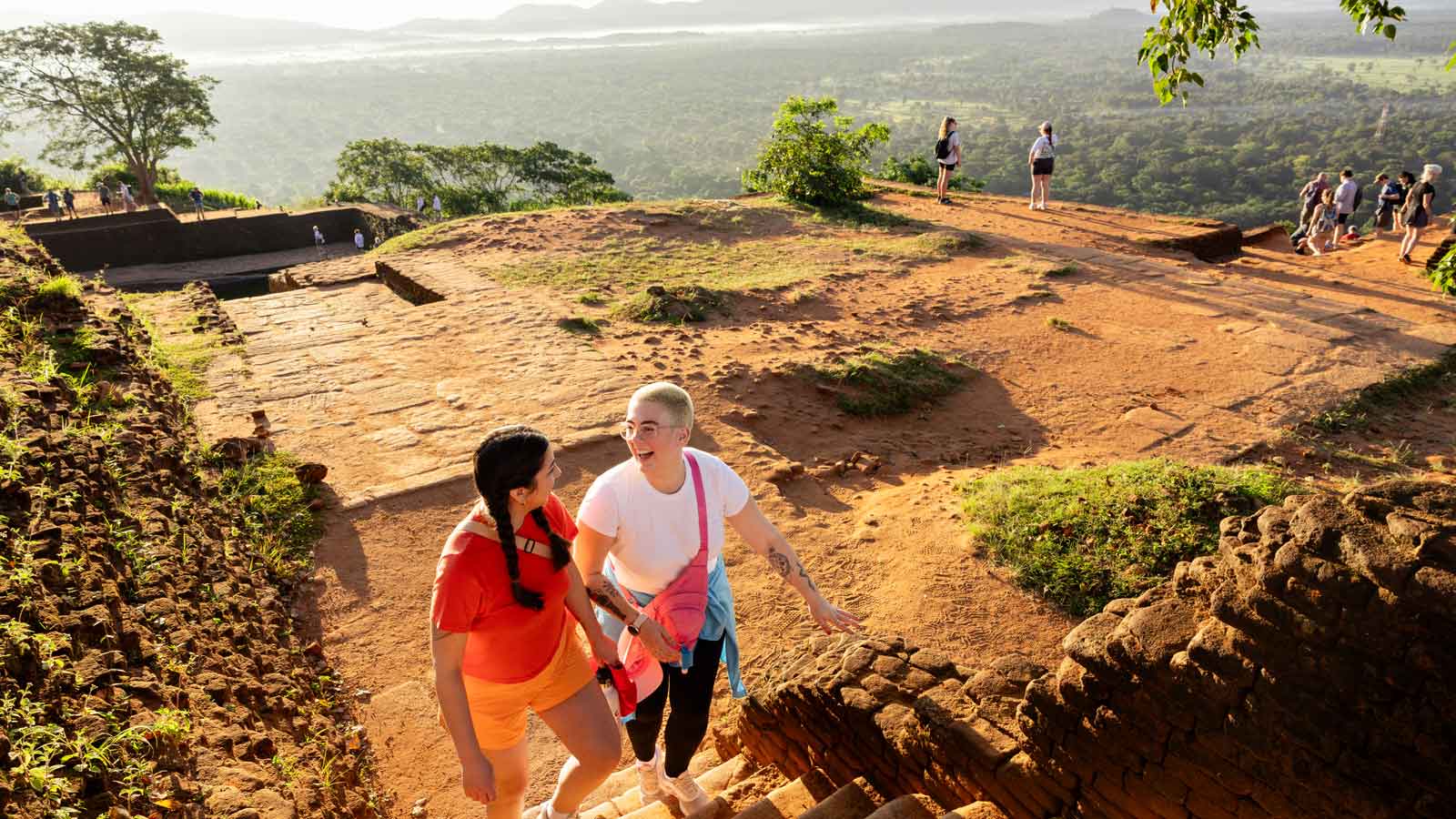 Two friends hiking in Sri Lanka with a spectacular view. 