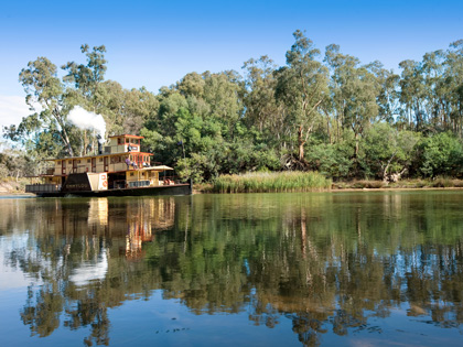 Paddle steamer Emmylou on the Murray River at Echuca