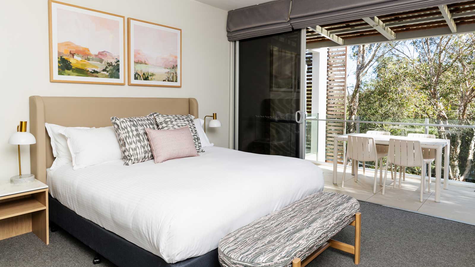 suite-bedroom-1600x900