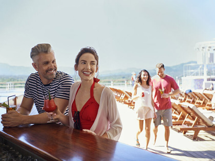 A couple sitting at the bar of a crusie ship