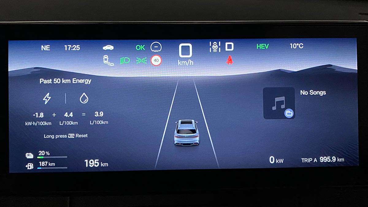 Digital driver's display on BYD Seal 6 Touring showing 995.9km trip and estimated 195km range left.