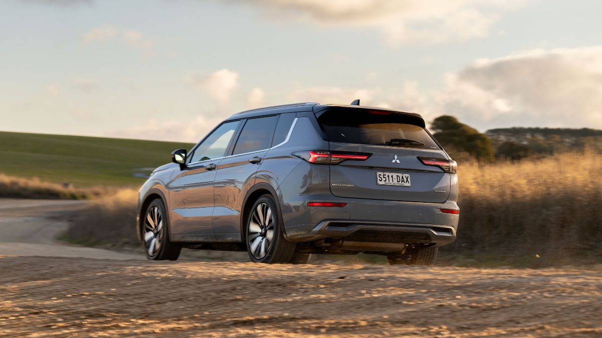 2025-Mitsubishi-Outlander-Exceed-Tourer--3-gravel driving