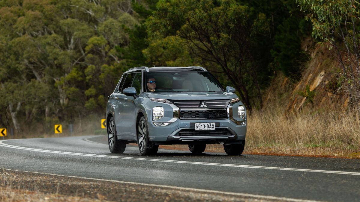 2025-Mitsubishi-Outlander-Exceed-Tourer--2-.tarmac driving