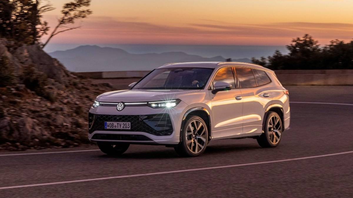 A white 2025 Volkswagen Tayron driving a sunset