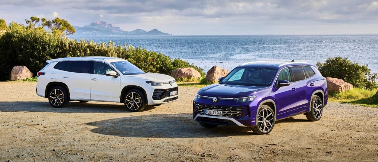 2025 Volkswagen Tayron A white and a purple Volkswagen Tayron parked on a coastal bluff