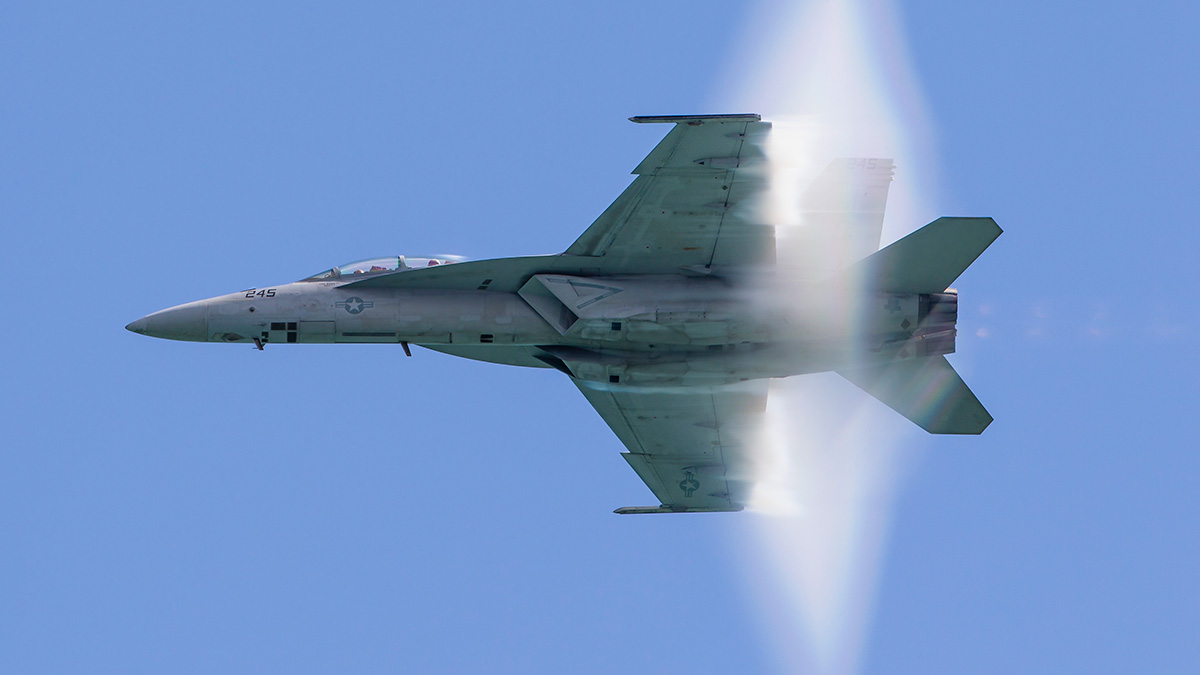 F/A‑18F Super Hornet flying at transonic speed, representative of aircraft seen at the Avalon Airshow.