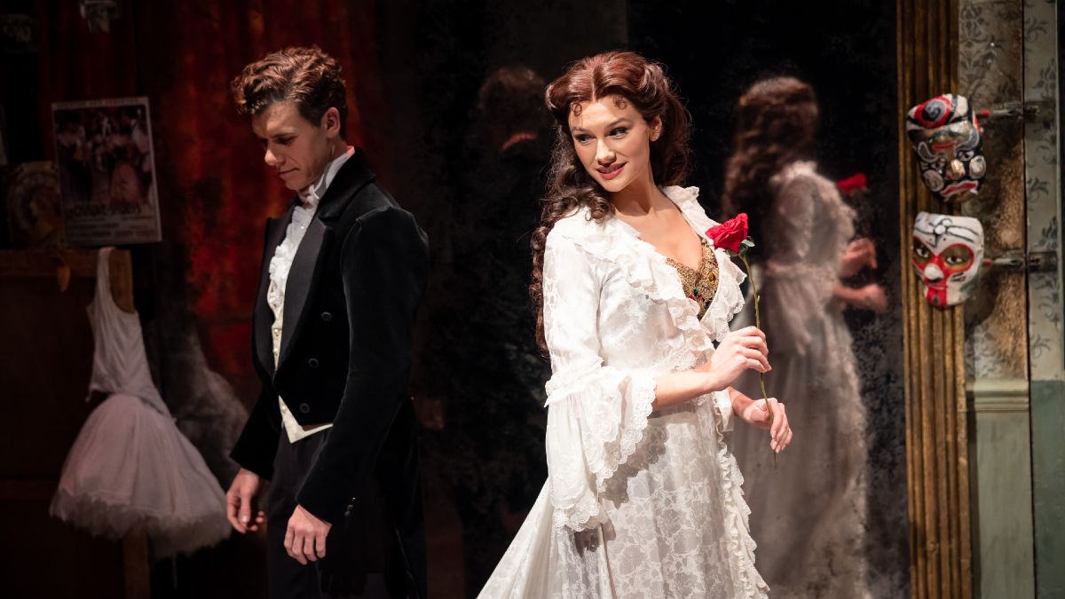 Raoul speaking with Christine