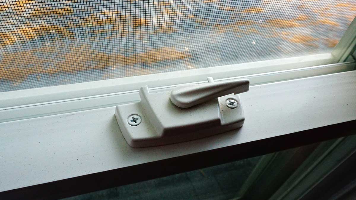 window with sash lock