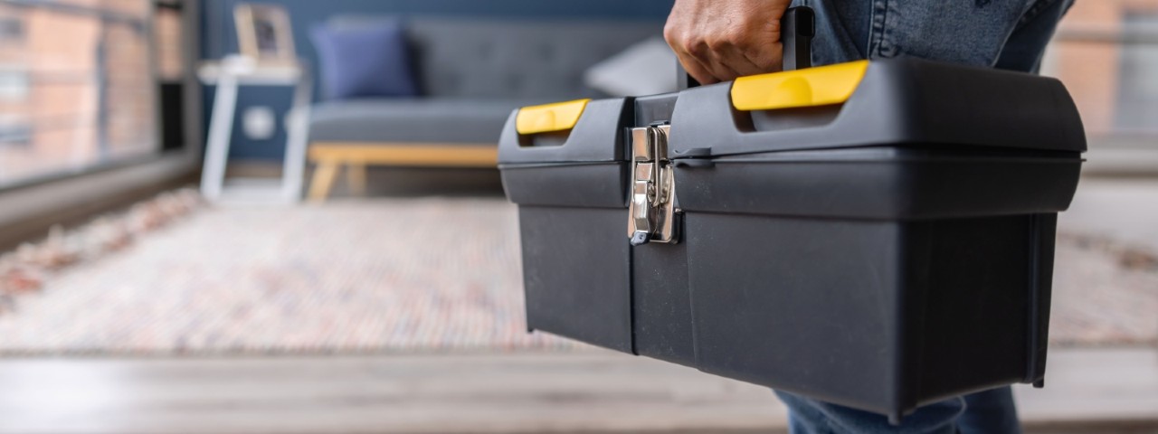 tradie carrying tool box