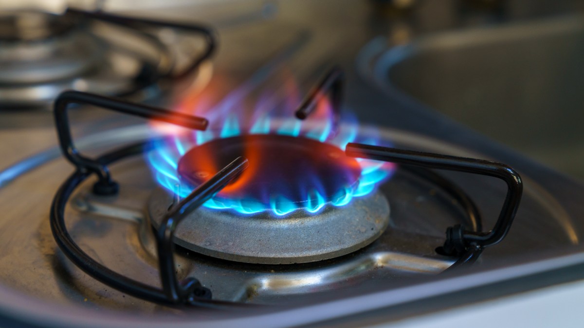 unattended gas cooktop with flame running