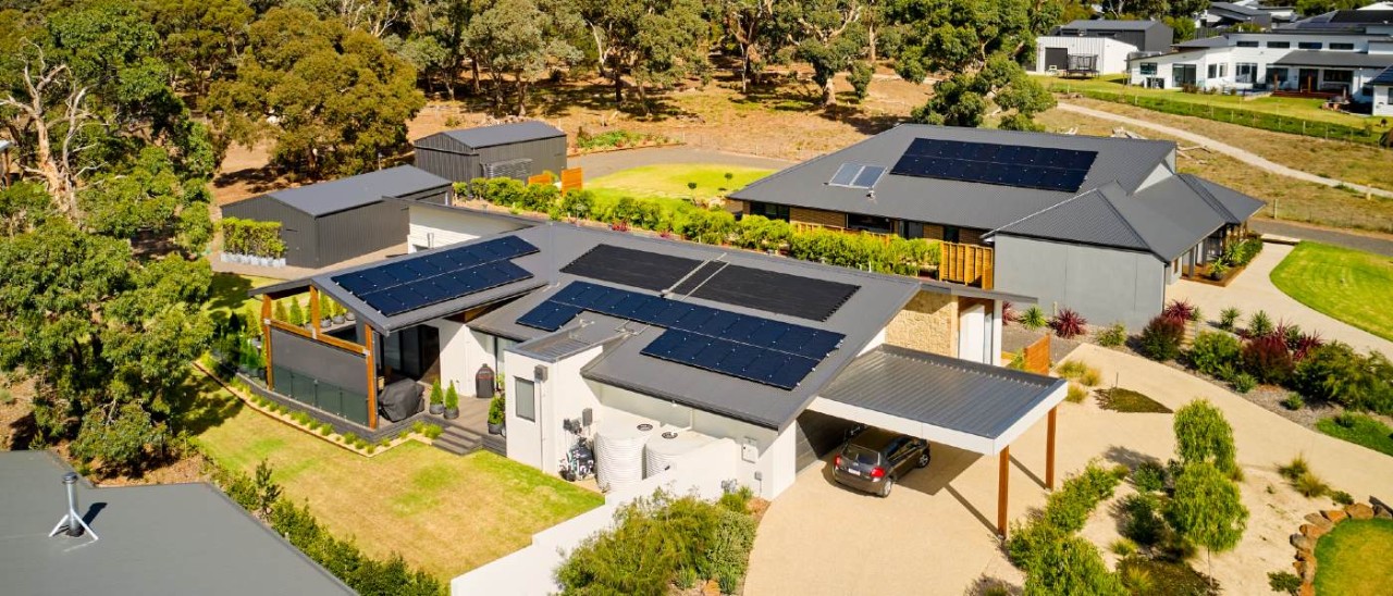 Solar-rooftop-panels-Matt-Harvey-1400x600 rooftop solar panels on modern Australian home