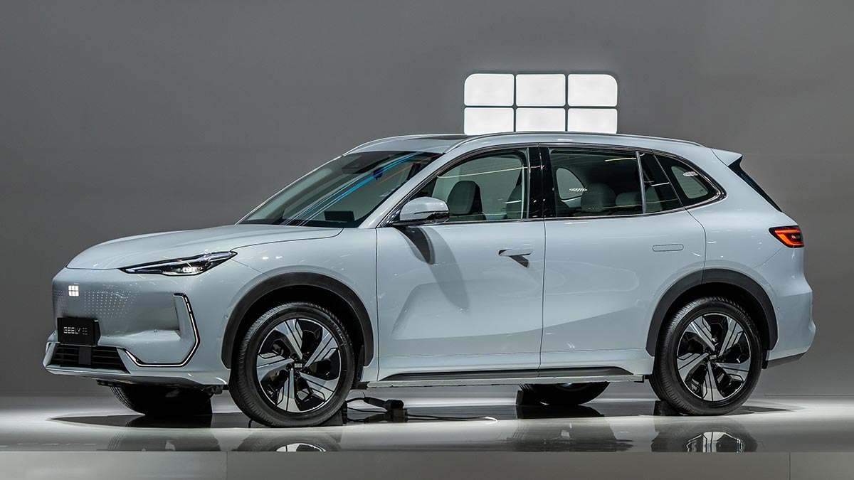 Side-on view of Geely EX5 electric SUV in studio