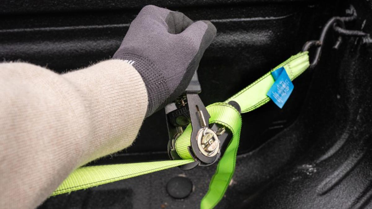 Hand tightening a ratchet strap