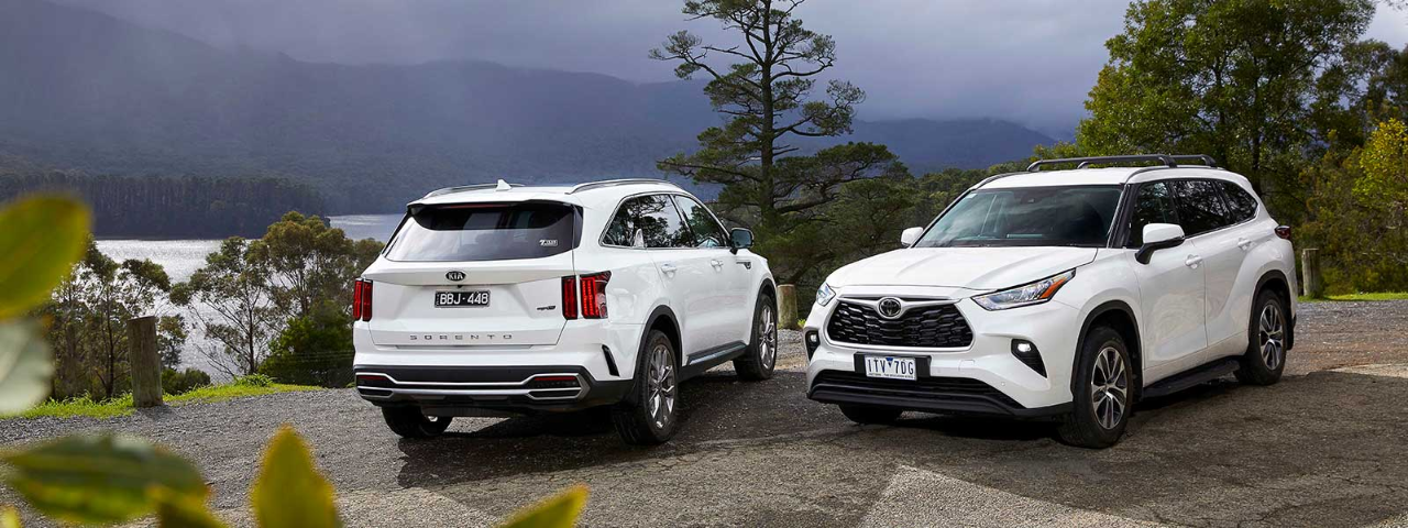 Rear of Kia Sorento and front of Toyota Kluger