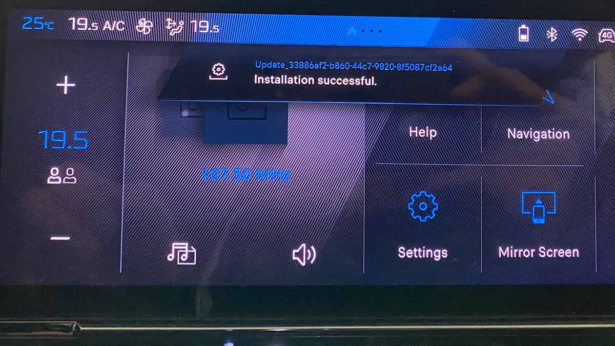 Touchscreen on Peugeot 308 with message that over-the-air software update has been successful.