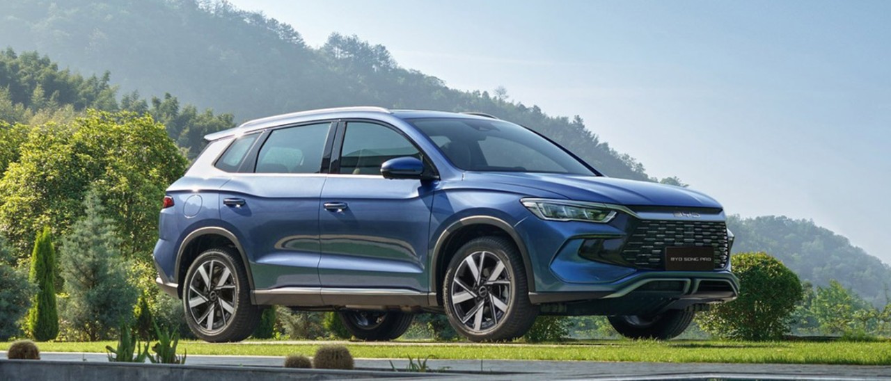 2026-BYD-Sealion-5-Song-Pro-banner2-1400x600.jpg Blue BYD Sealion 5 medium SUV parked on lawn at property in mountainous region.