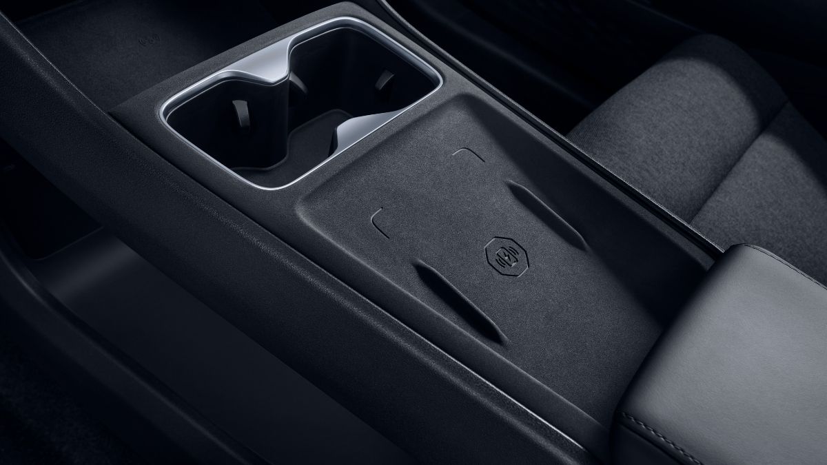 2026-MG4-EV-Urban-wireless-phone-charger