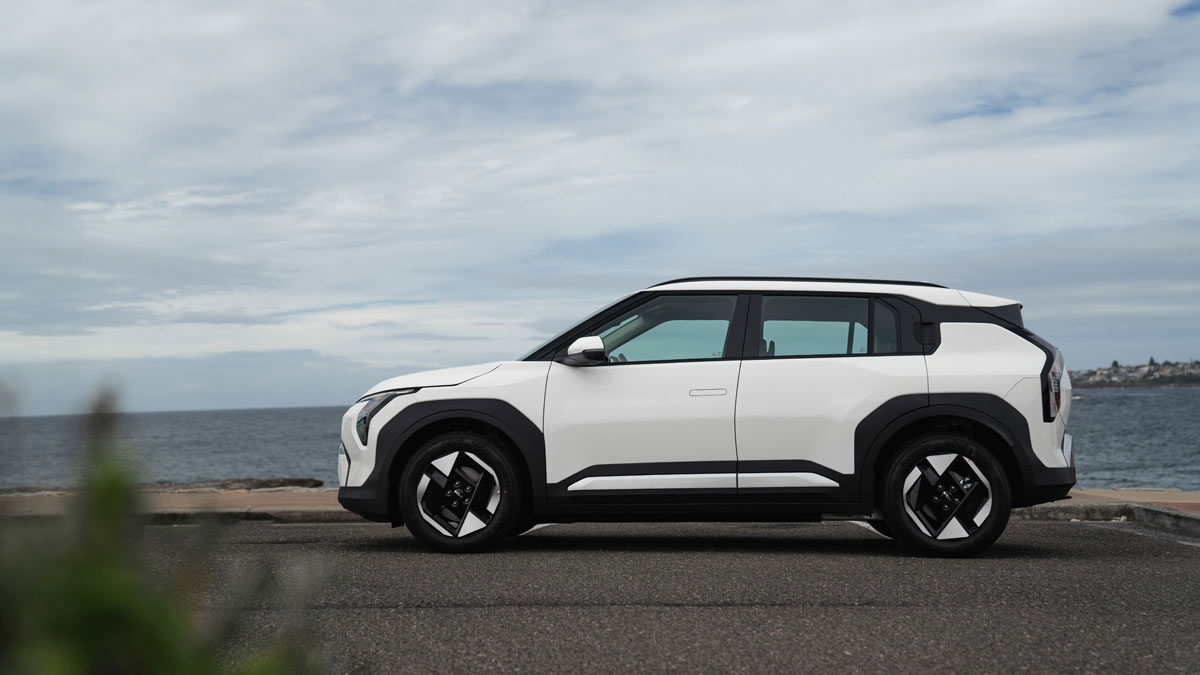 Kia-EV3-Air-ClearWhite-2025-OEM-SideExterior-1200x675.jpg