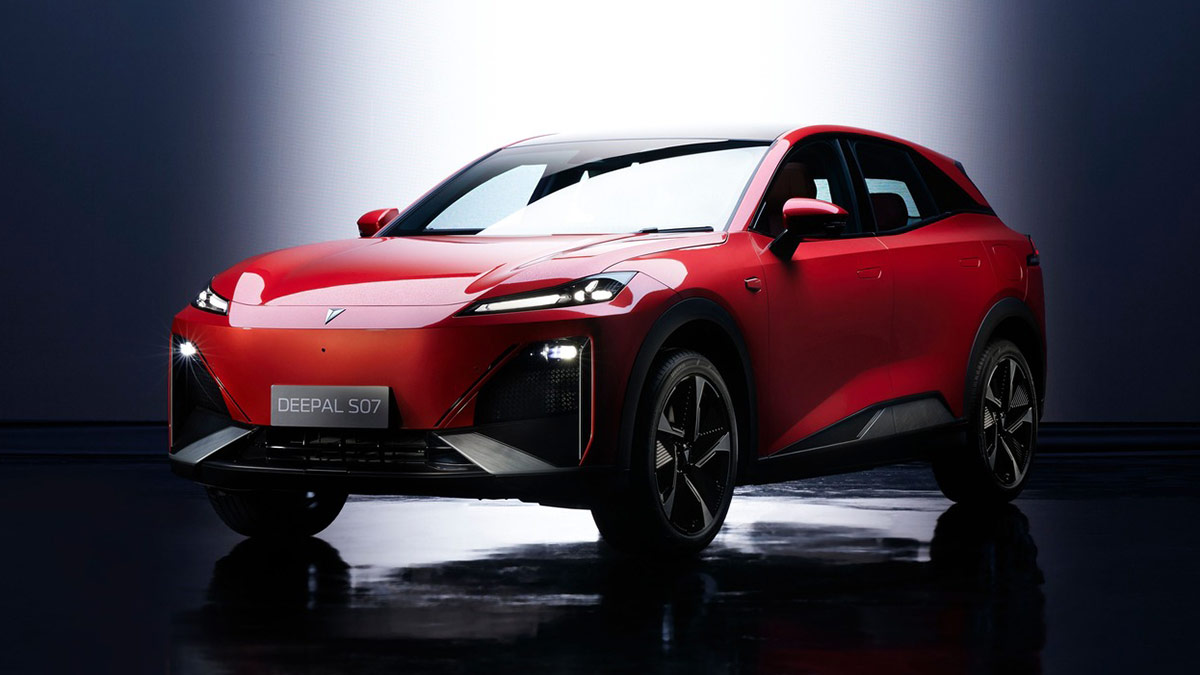 Red Deepal S07 electric SUV in spotlight