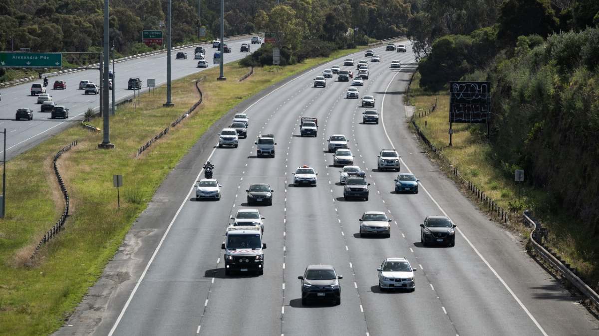 Cars travelling along the eastern freeway in inner melbourne