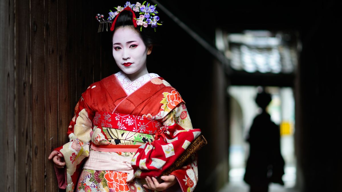 maiko in full costume