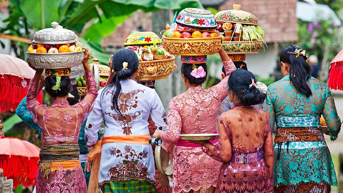 Women carry temple offerings to Pura Gunung Raung Temple near Ubud.