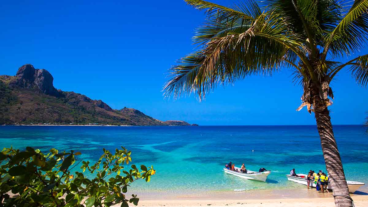 people arriving on motorboats to Fiji