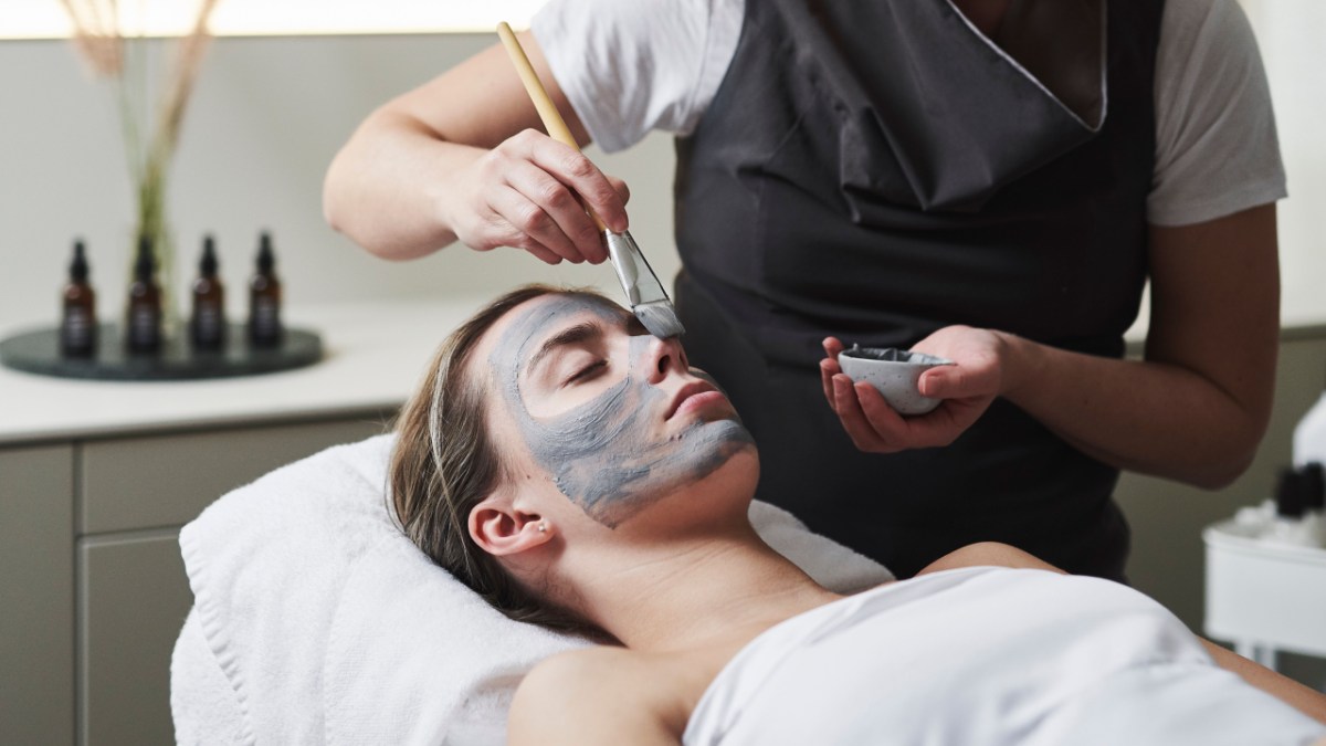 woman getting a clay facial at a day spa