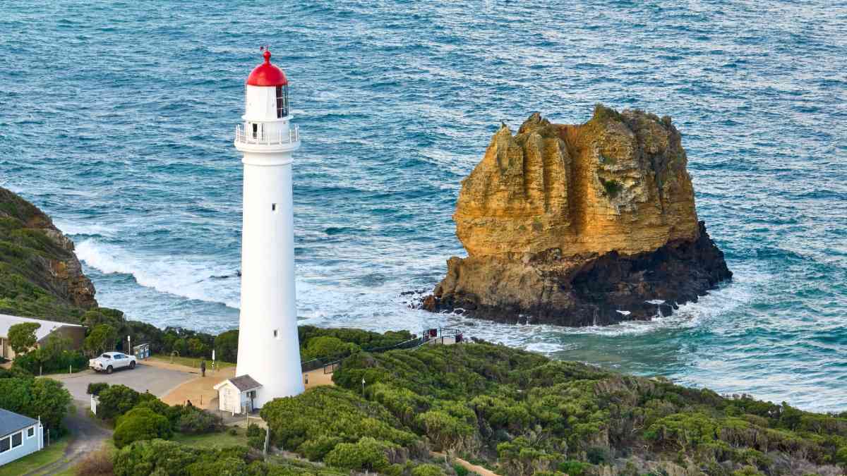 Split Point Lighthouse with sea and rocks in background