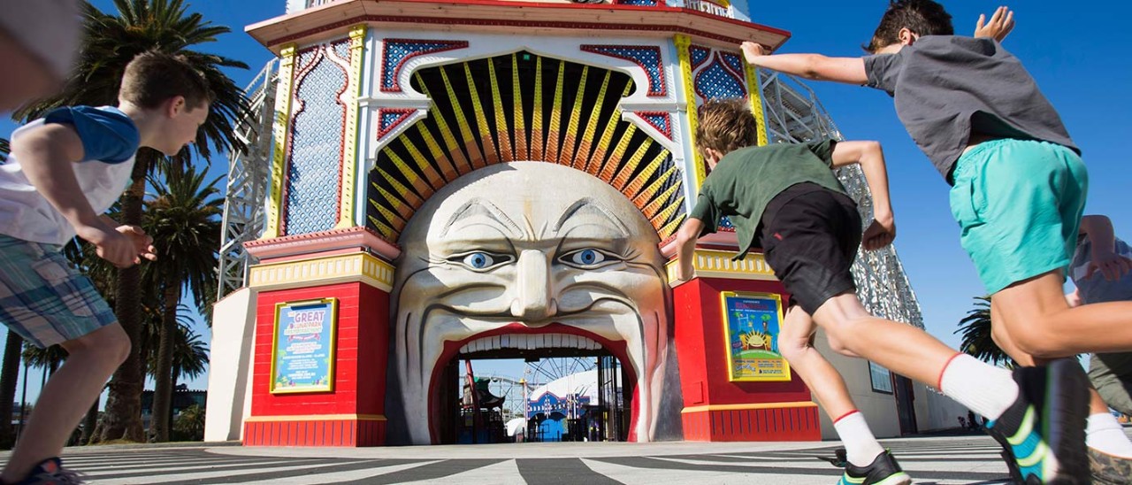 Children running towards Luna Park